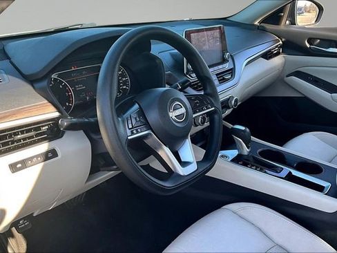 Used 2025 Nissan Altima 2.5 SV FWD image 16