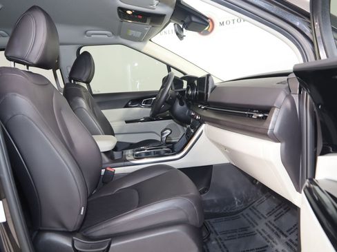 Used 2024 Kia Carnival EX FWD image 13