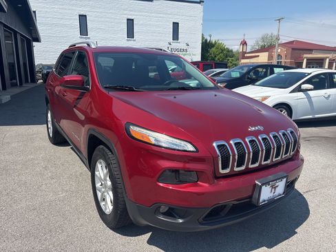 Used 2016 Jeep Cherokee Latitude w/ Cold Weather Group AWD/4WD image 7