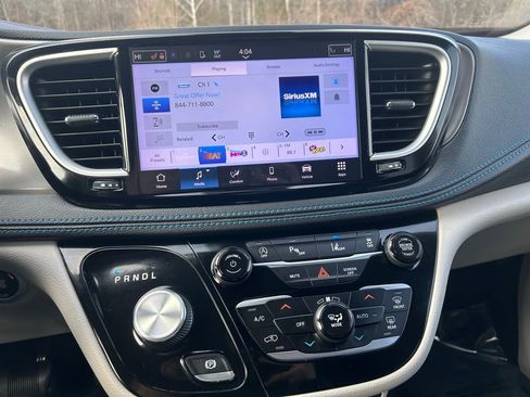 Used 2021 Chrysler Pacifica Touring-L image 6