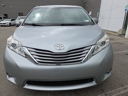 Used 2017 Toyota Sienna XLE image 5