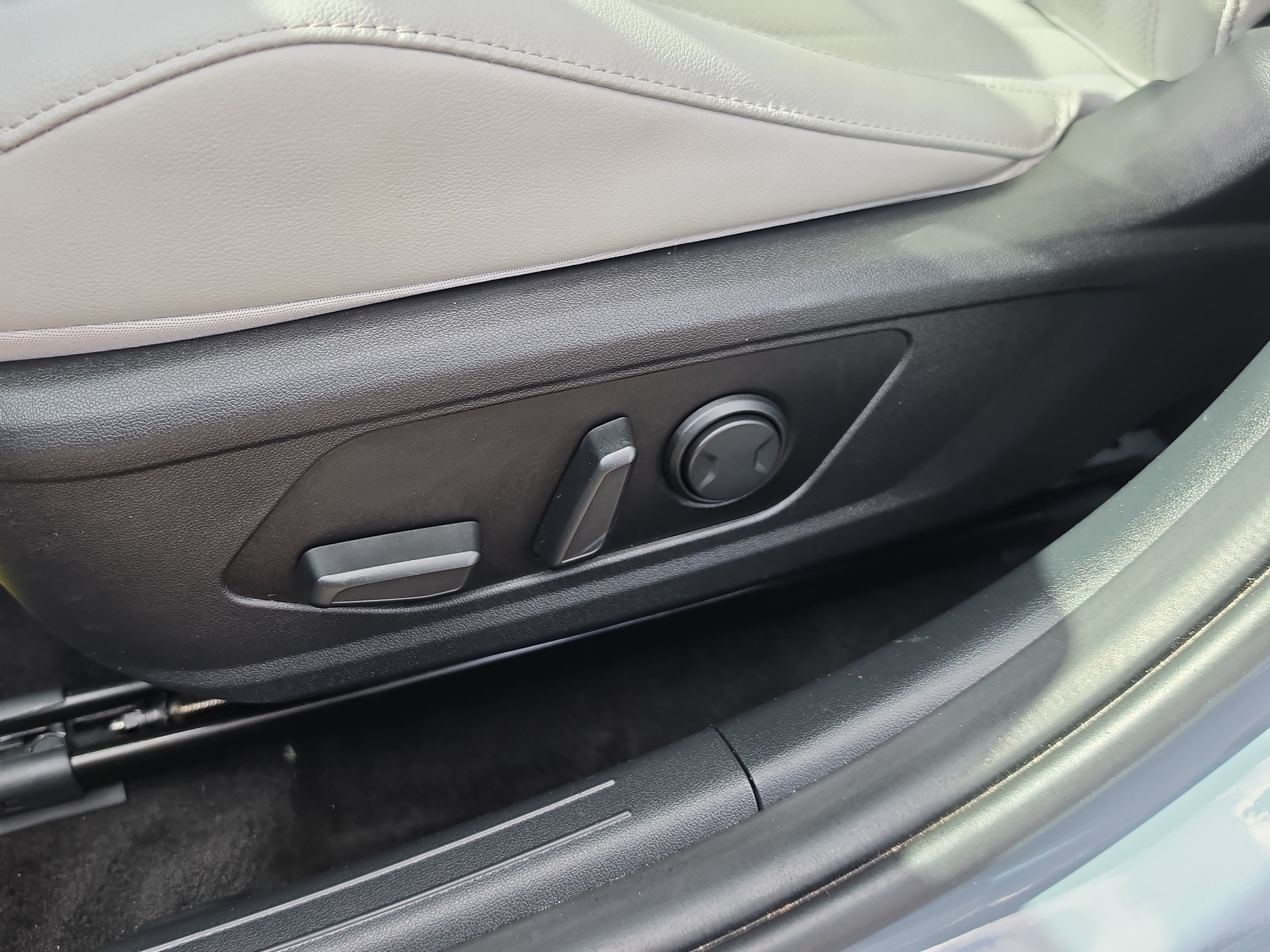 Used 2022 Hyundai Elantra Limited FWD image 19