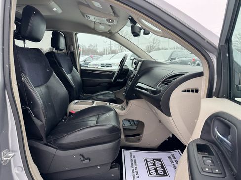 Used 2013 Chrysler Town & Country Limited image 20