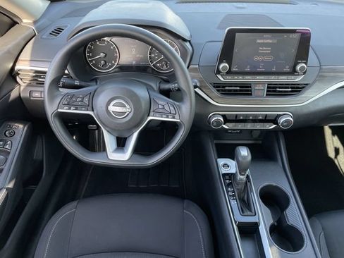 Used 2025 Nissan Altima 2.5 SV FWD image 10