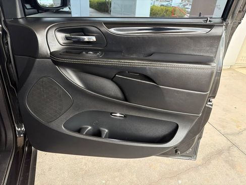 Used 2015 Dodge Grand Caravan SE FWD image 12
