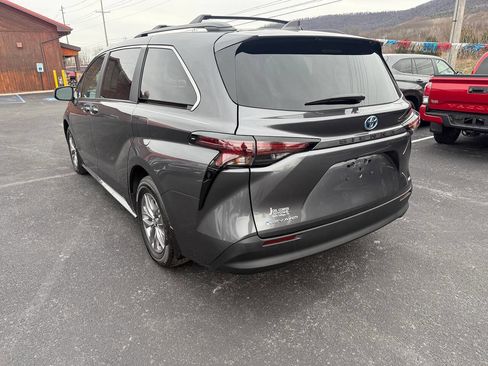 Used 2025 Toyota Sienna LE image 3