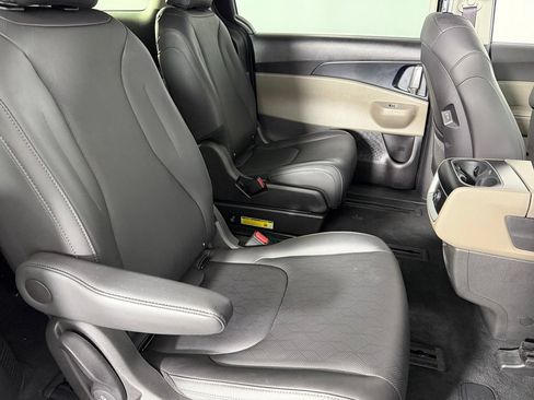 Used 2026 Kia Carnival FWD image 30