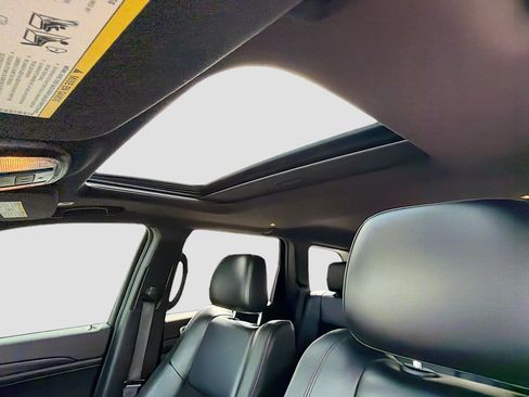 Used 2019 Jeep Grand Cherokee Altitude image 27