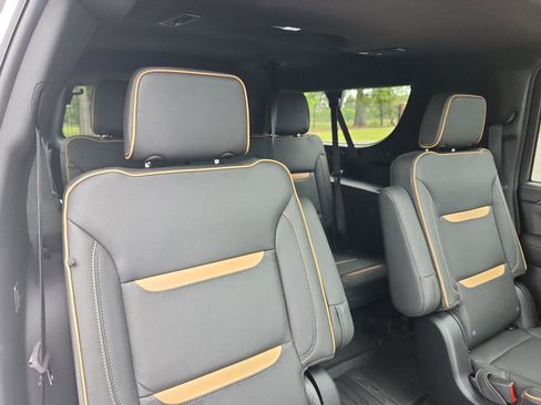 Used 2024 GMC Yukon XL AT4 w/ AT4 Premium Plus Package AWD/4WD image 10