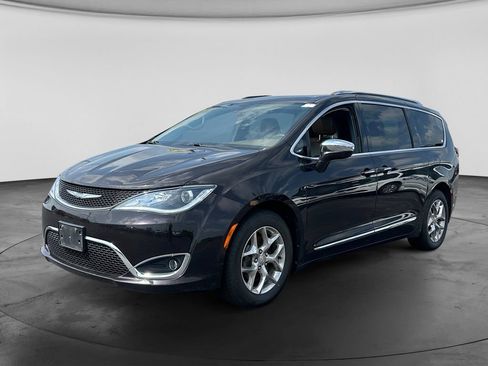 Used 2017 Chrysler Pacifica Limited w/ UConnect Theater Package FWD image 4