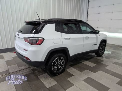 Used 2025 Jeep Compass Trailhawk AWD/4WD image 4