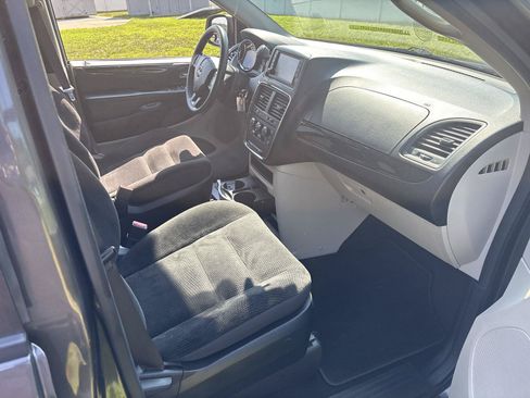 Used 2018 Dodge Grand Caravan SE FWD image 14