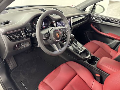 Certified 2025 Porsche Macan image 4
