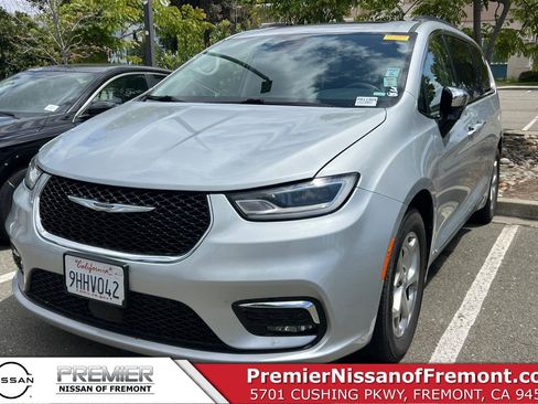 Used 2023 Chrysler Pacifica Limited FWD image 1