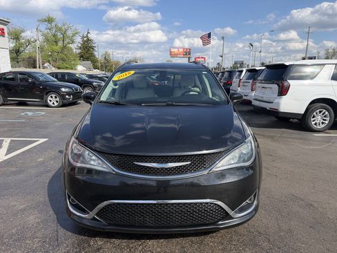 Used 2018 Chrysler Pacifica Touring-L Plus FWD image 2