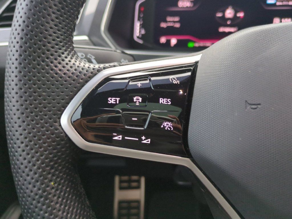 Used 2022 Volkswagen Tiguan SEL R-Line AWD/4WD image 29