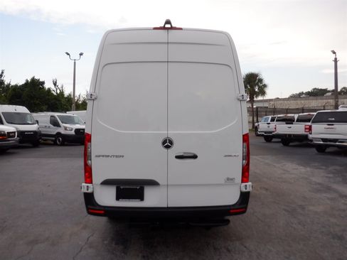 Used 2025 Mercedes-Benz Sprinter 2500 image 4
