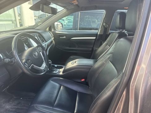 Used 2019 Toyota Highlander XLE FWD image 11