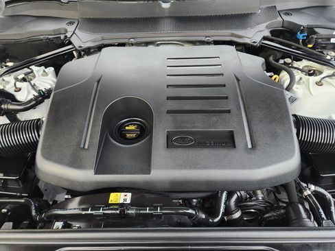 Certified 2025 Land Rover Discovery Dynamic SE image 36