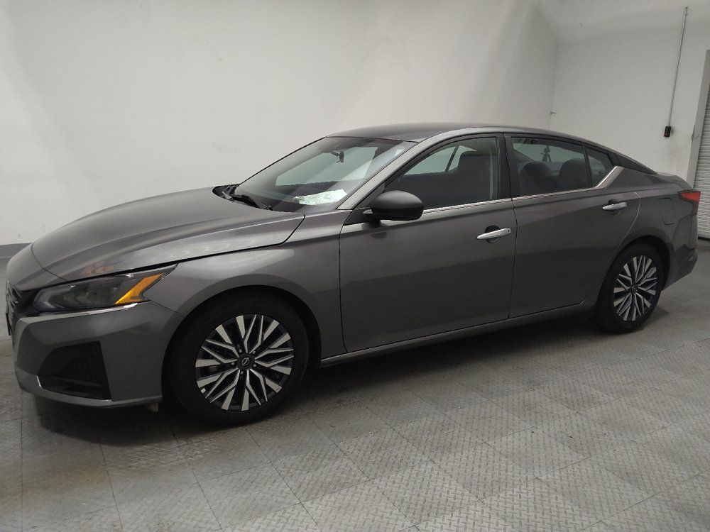 Used 2025 Nissan Altima 2.5 SV FWD image 2
