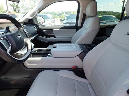 Used 2025 Ford Expedition Platinum AWD/4WD image 18