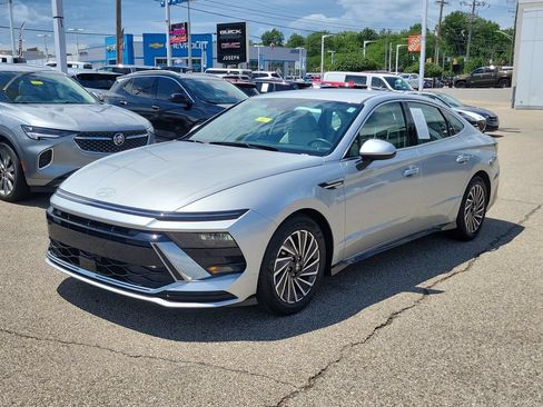 Used 2025 Hyundai Sonata SEL FWD image 2