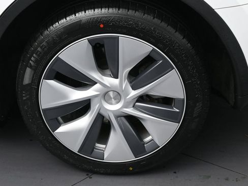 Used 2023 Tesla Model Y Long Range AWD/4WD image 12