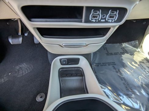 Used 2023 Chrysler Pacifica Touring-L FWD image 15