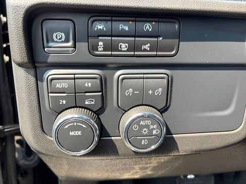 Used 2025 Chevrolet Suburban Premier AWD/4WD image 15