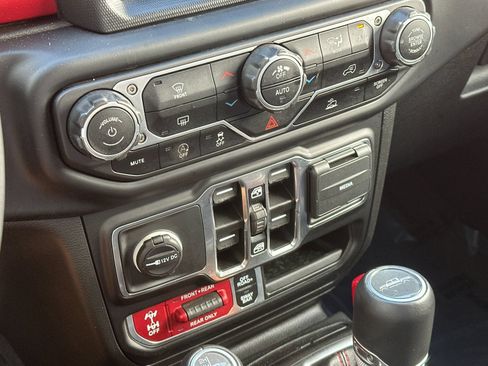Certified 2023 Jeep Gladiator Rubicon AWD/4WD image 20