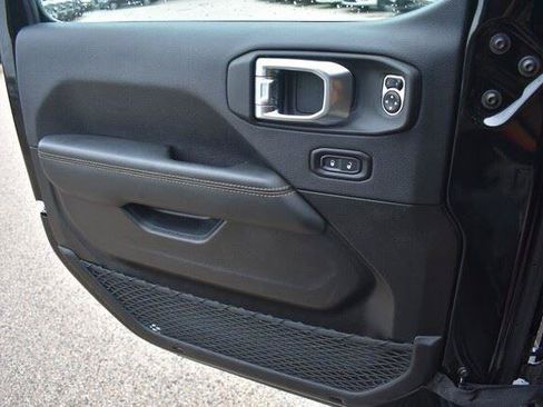 Used 2025 Jeep Wrangler Sahara 4xe AWD/4WD image 37