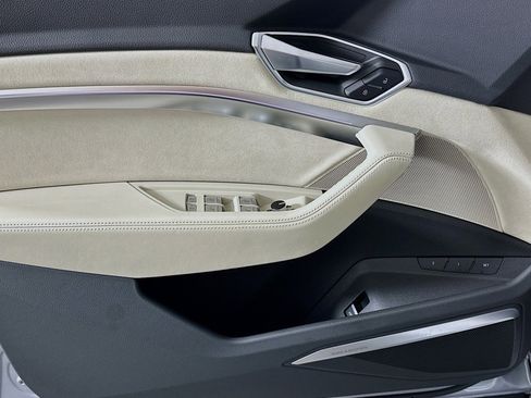 Used 2021 Audi e-tron Prestige w/ Prestige Package image 21