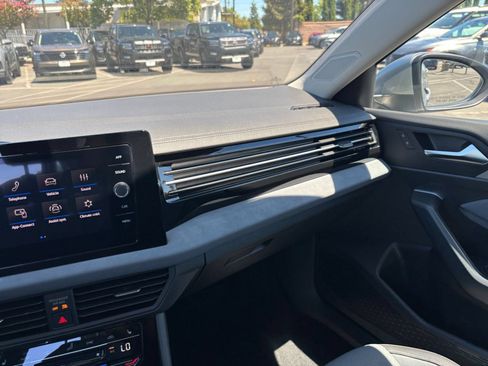 Used 2025 Volkswagen Jetta SE FWD image 36