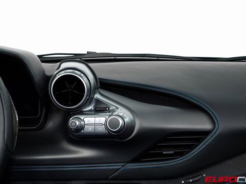 Used 2022 Ferrari F8 Tributo image 33