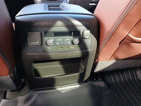 Used 2019 Chevrolet Suburban Premier w/ Premier Plus Edition RWD image 30