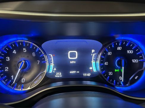 Used 2023 Chrysler Pacifica Touring-L FWD image 27