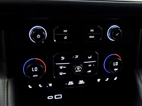 Used 2024 Chevrolet Suburban Premier AWD/4WD image 20