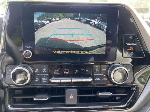 Used 2025 Toyota Highlander XLE AWD/4WD image 26