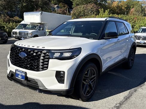 Used 2025 Ford Explorer ST-Line w/ Premium Package image 7