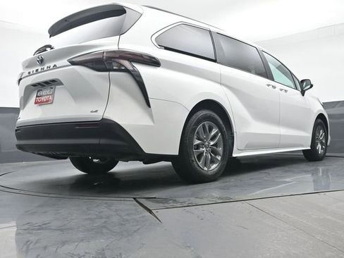 Used 2025 Toyota Sienna LE image 36