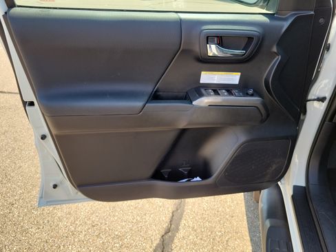 Used 2020 Toyota Tacoma TRD Off-Road w/ Technology Package AWD/4WD image 18
