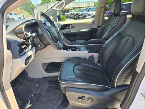 Used 2024 Chrysler Pacifica Limited FWD image 4