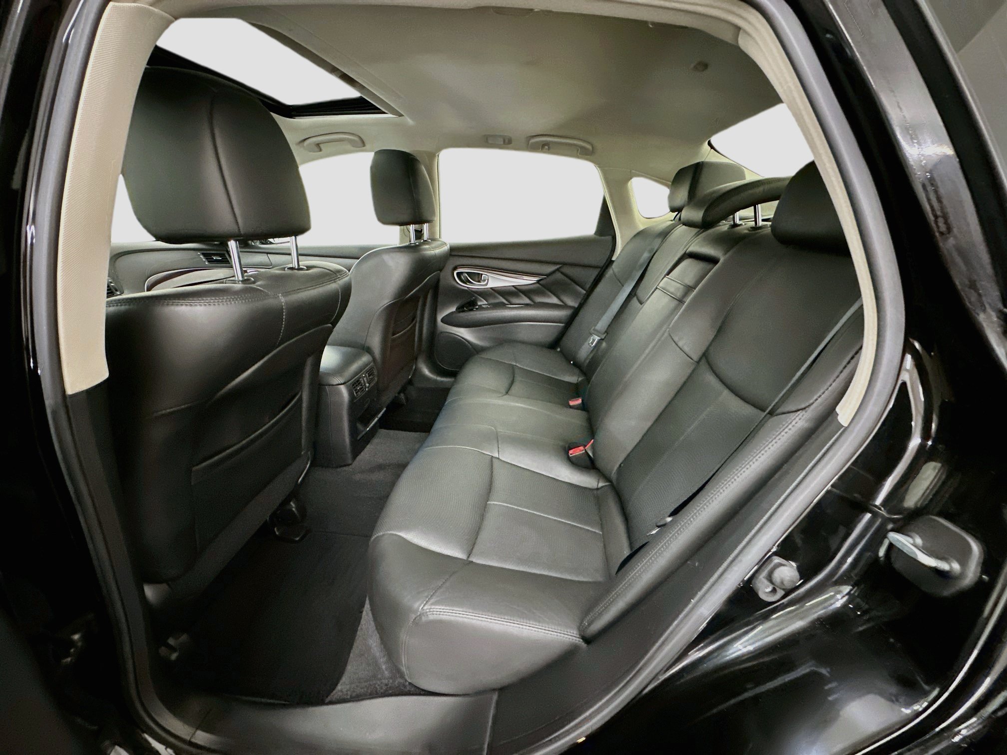 Used 2018 INFINITI Q70 Luxe AWD/4WD image 30