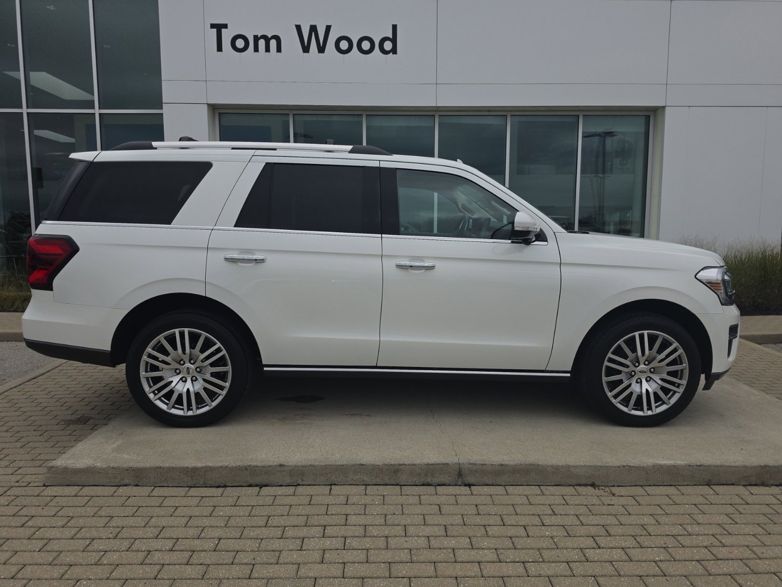 Used 2023 Ford Expedition Limited AWD/4WD image 8