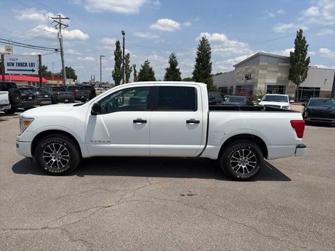 Used 2022 Nissan Titan SV RWD image 3