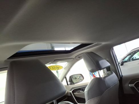 Used 2022 Toyota RAV4 XLE Premium image 14