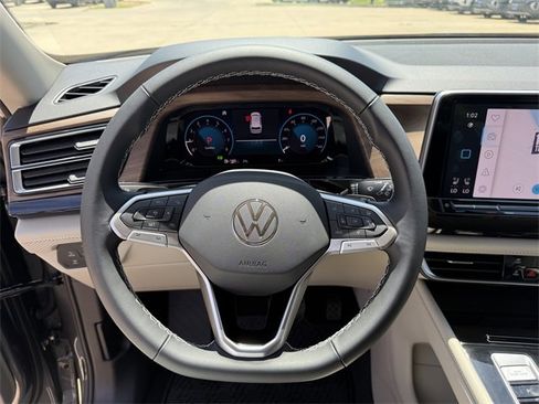 Certified 2025 Volkswagen Atlas SE image 6