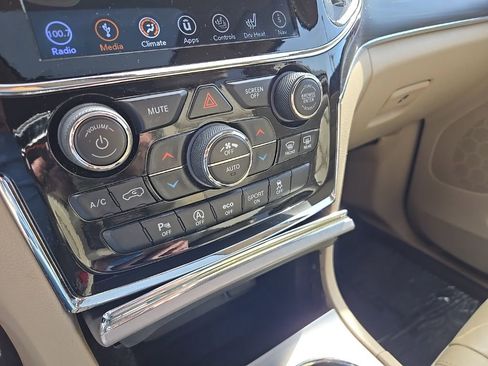 Used 2019 Jeep Grand Cherokee Limited image 29