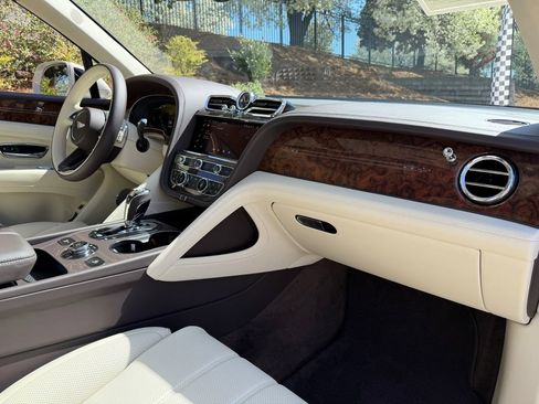 Used 2025 Bentley Bentayga image 2