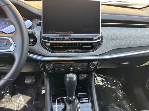 Used 2022 Jeep Compass Latitude image 13